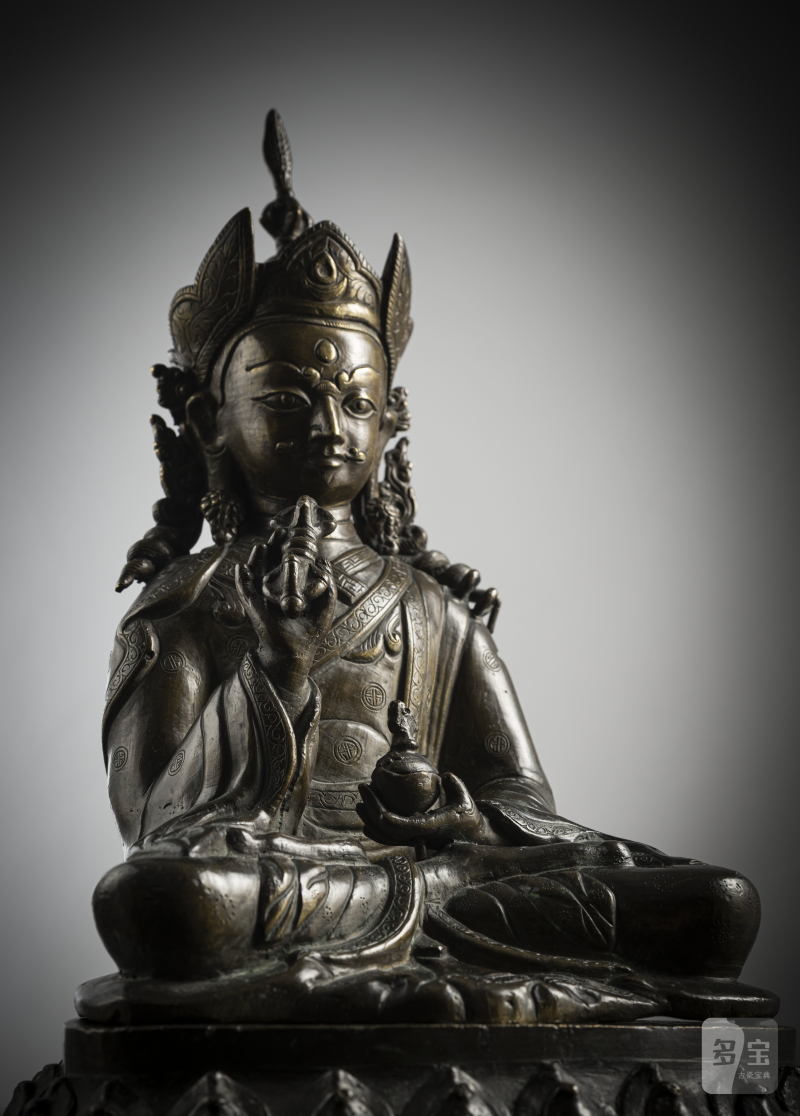 A BRONZE FIGURE OF PADMASAMBHAVA - 图3